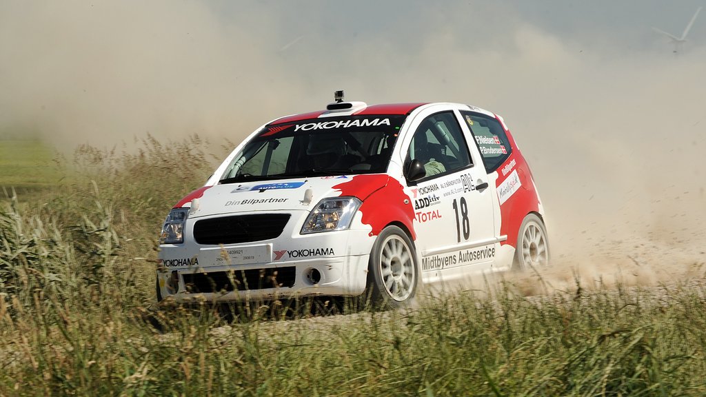 Frank Nielsen og Per Brodersen i deres Citroén C2R2 Max befinder sig rigtigt godt på grus
(Foto: rallypics.dk – viggo johansen)